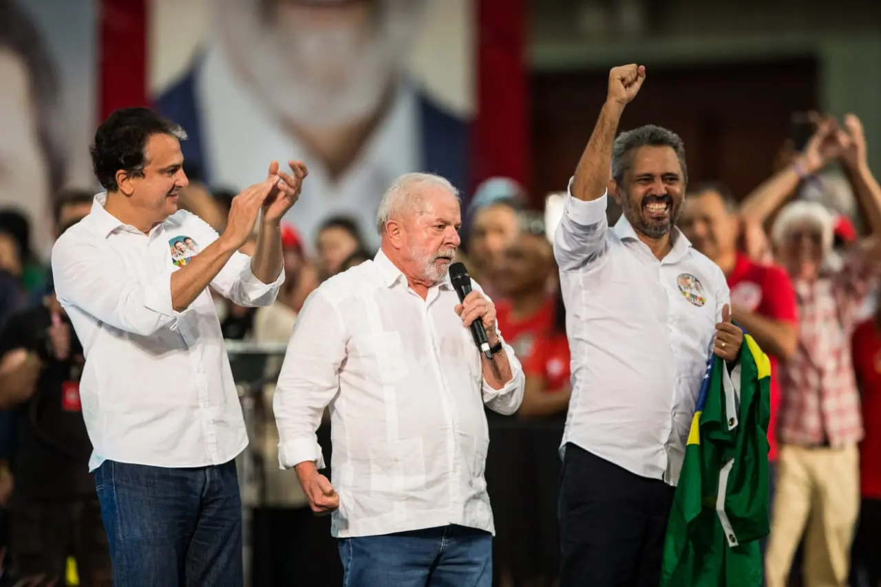 Imagem da notícia: No Ceará, Lula cita Izolda e pede que Elmano 'nunca tente diminuir aquele que te ajudou'