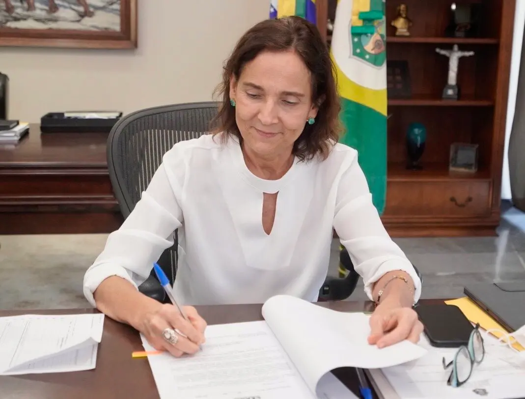 Imagem da notícia: Izolda envia à Assembleia projeto de lei para reduzir para 15% ICMS sobre o etanol
