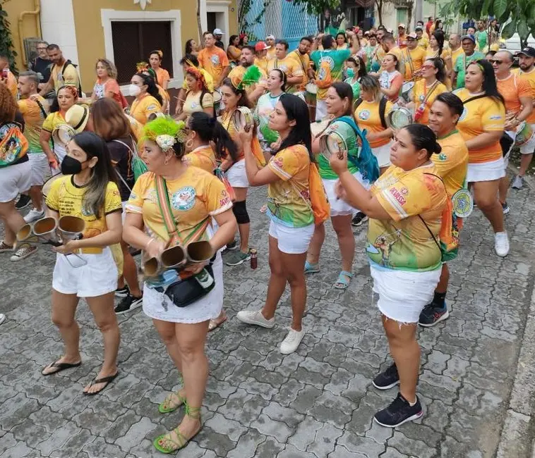 Imagem da notícia: Sem quadra de ensaio, Bloco Unidos da Cachorra resiste para manter o Carnaval de rua em Fortaleza