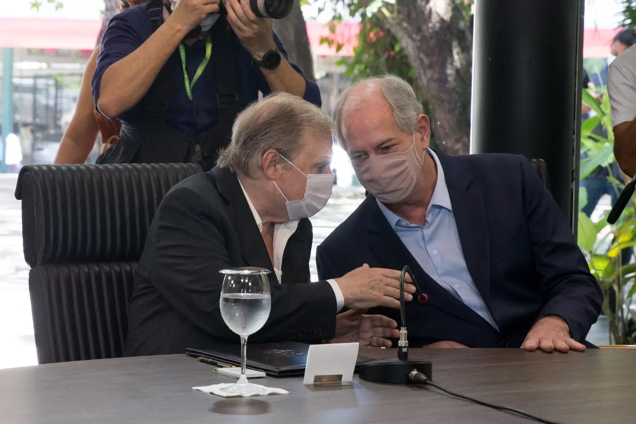 Imagem da notícia: Apoio do PSDB ao PDT consolida reaproximação de Tasso e Ciro e fortalece chapa de Roberto Cláudio