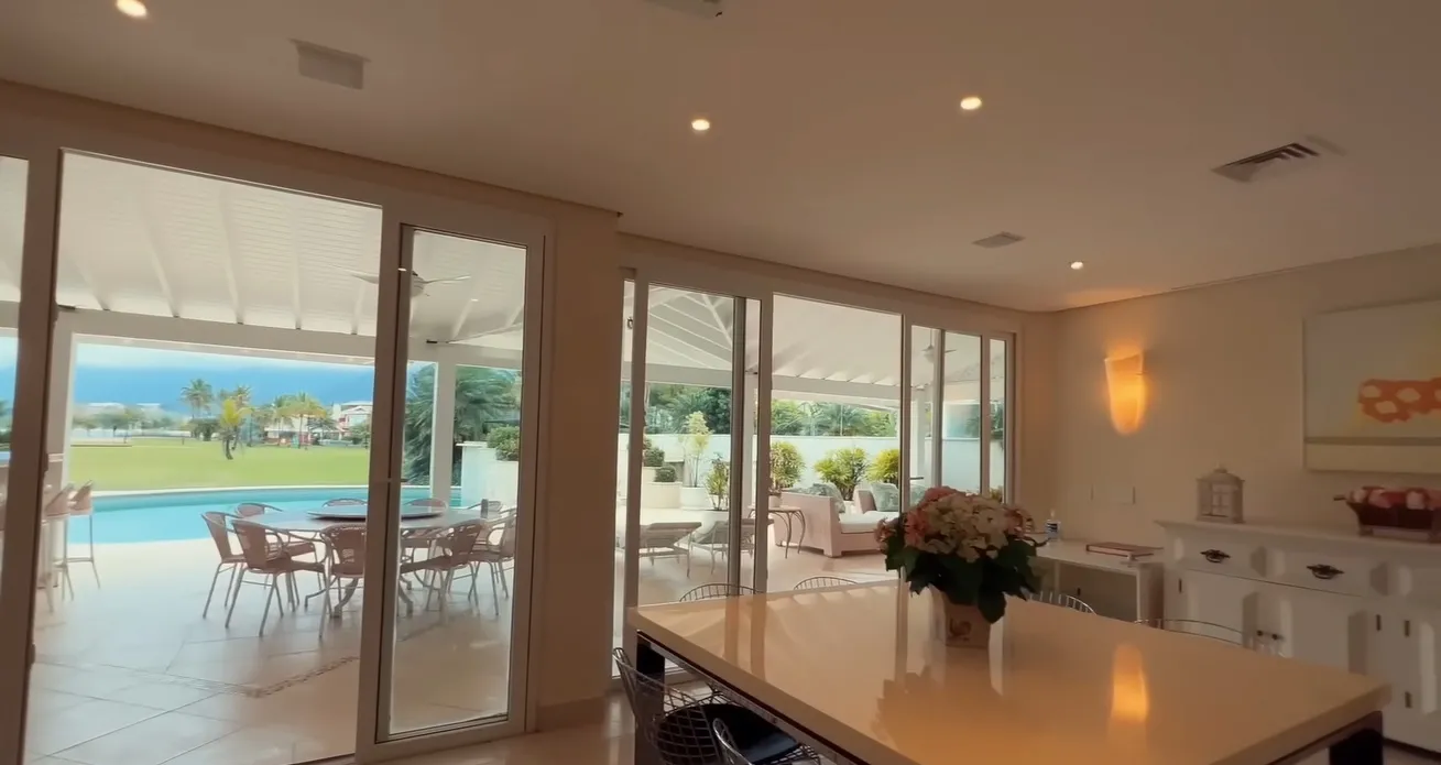 A cozinha da mansão é ampla e minimalista.