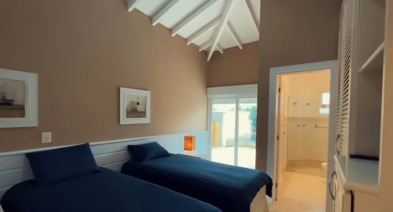 Mais um quarto da mansão, este, com duas camas de solteiro.