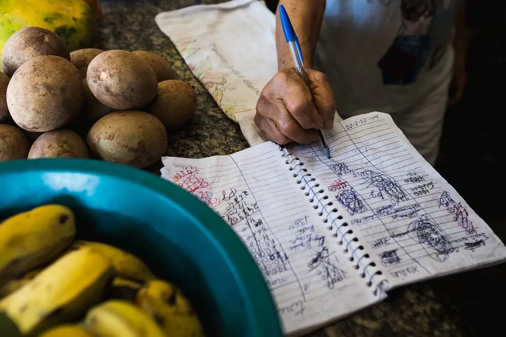Imagem da notícia: Caderno do fiado, baleiro, miudezas: a existência cheia de nostalgia das mercearias de Fortaleza