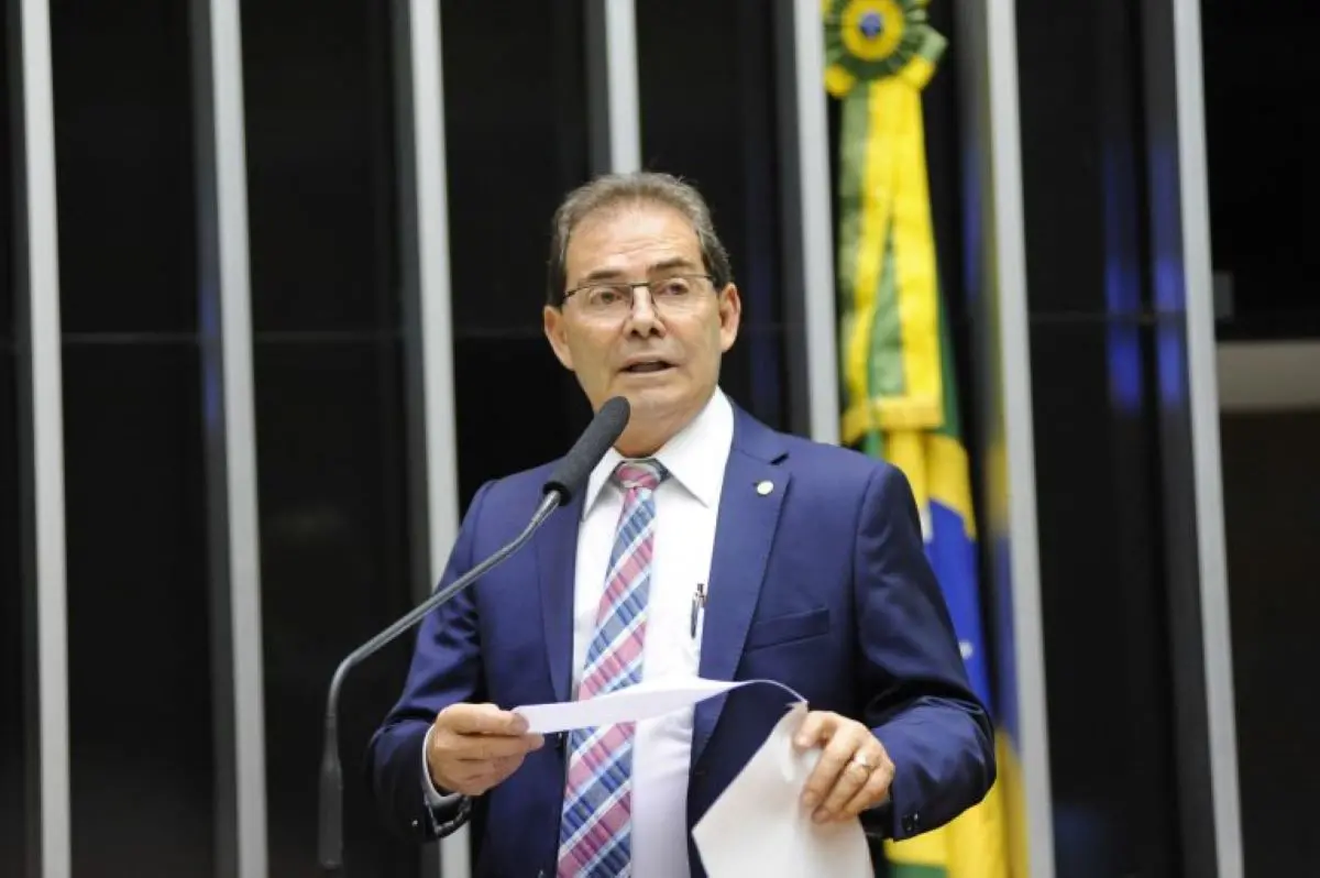 Imagem da notícia: MP que altera regras do vale-alimentação e regulamenta home office é aprovada na Câmara