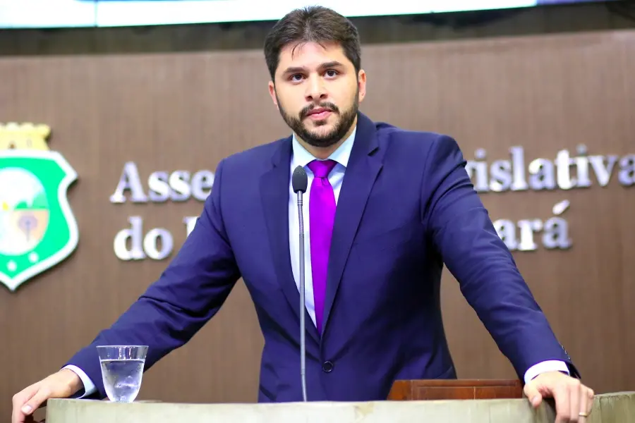 Imagem da notícia: Líder do PDT na Assembleia reclama de 'pressões', mas diz que partido quer seguir no apoio a Izolda