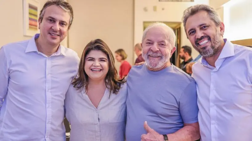 Imagem da notícia: Psol retira pré-candidatura e apoiará Elmano de Freitas