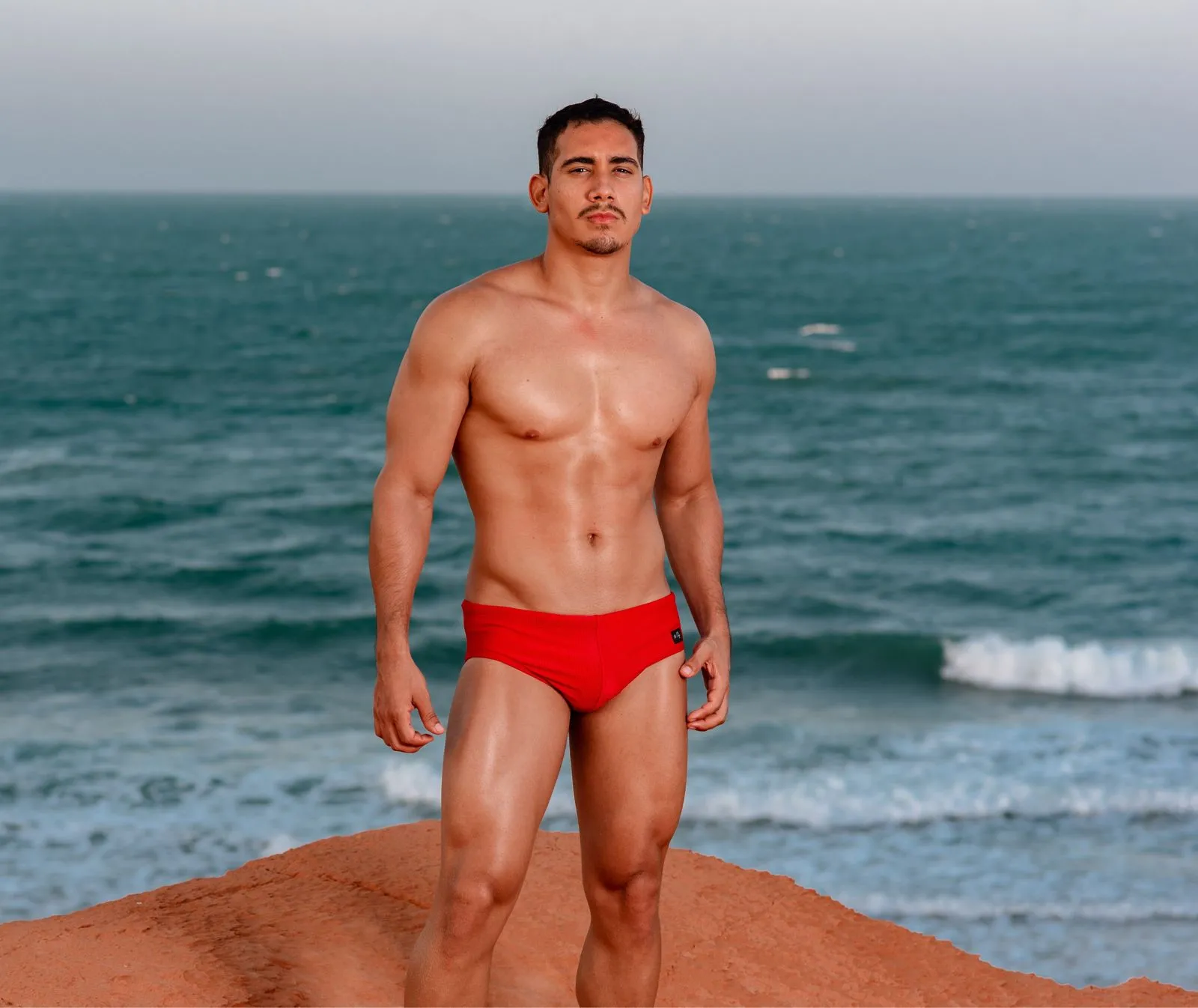 No site, Lucas compartilha fotos e vídeos sensuais