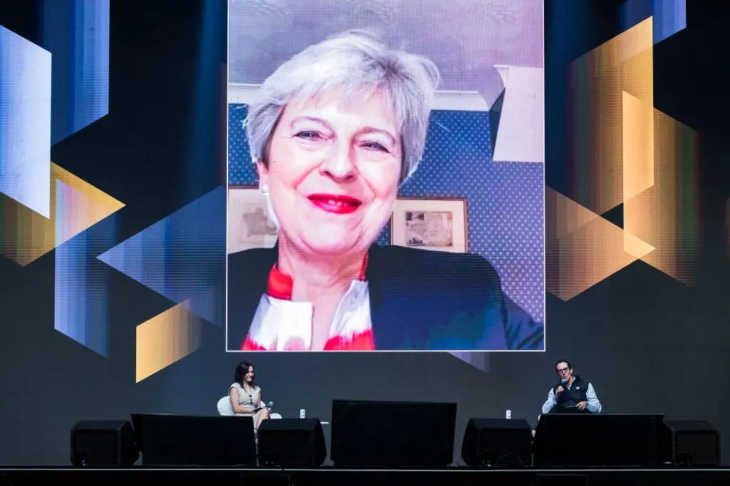 Imagem da notícia: Theresa May: Combustíveis verdes são a saída para a crise energética