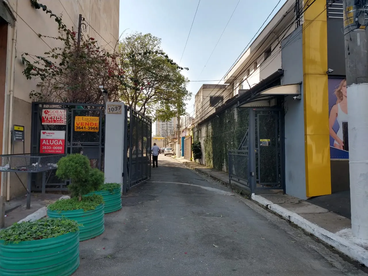 Na entrada da rua Frei Tito, que é sem saída, há um portão que a torna “fechada” e com acesso controlado
