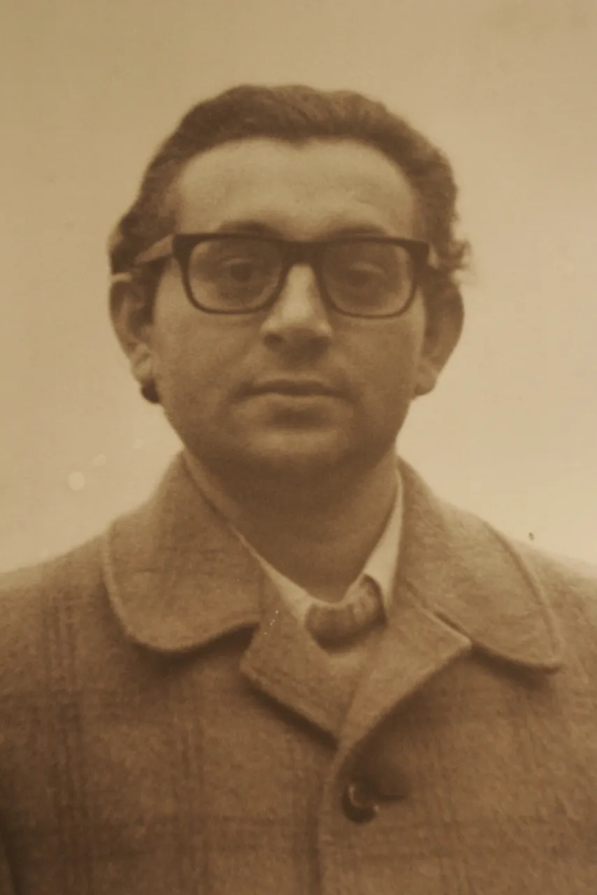 Tito de Alencar Lima nasceu em Fortaleza em 14 de setembro de 1945.  Mudou-se para São Paulo em 1968 onde foi estudar filosofia. No mesmo ano, em outubro, foi preso pelo regime militar sob a acusação de ter alugado o sítio onde se realizou o 30º Congresso da UNE