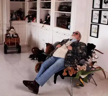 Apartamento tem 700 m² e vários objetos de arte.
