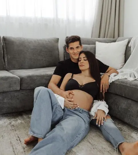 Imagem da notícia: Sabina Hidalgo, do Now United, anuncia chegada de seu primeiro bebê