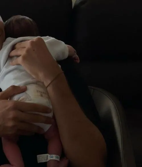 Na foto, o bebê aparece de costas, mas ainda com a pulseira do hospital