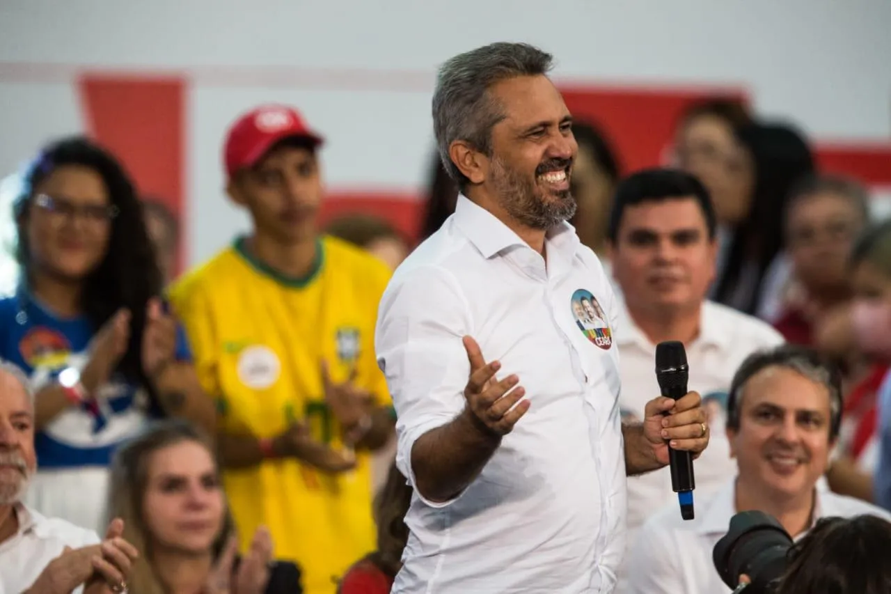 Elmano de Freitas vai concorrer pelo PT