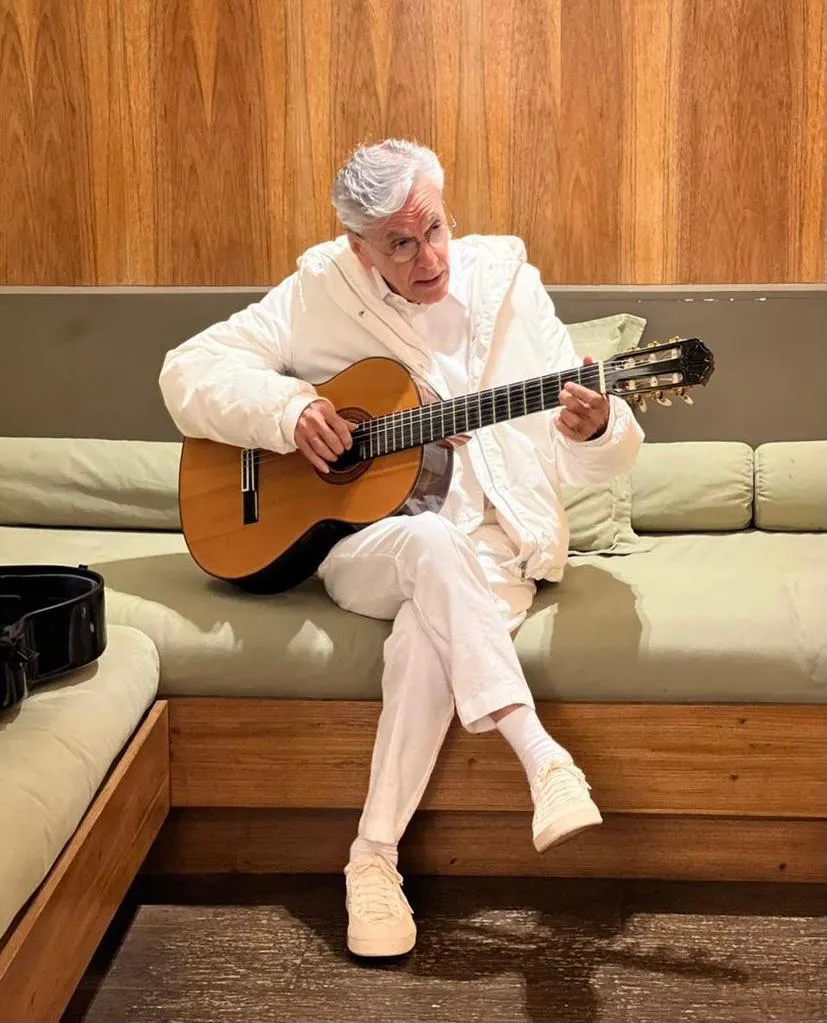 Precisamos olhar para Caetano Veloso não como um símbolo imaculável, mas um redescobridor do Brasil
