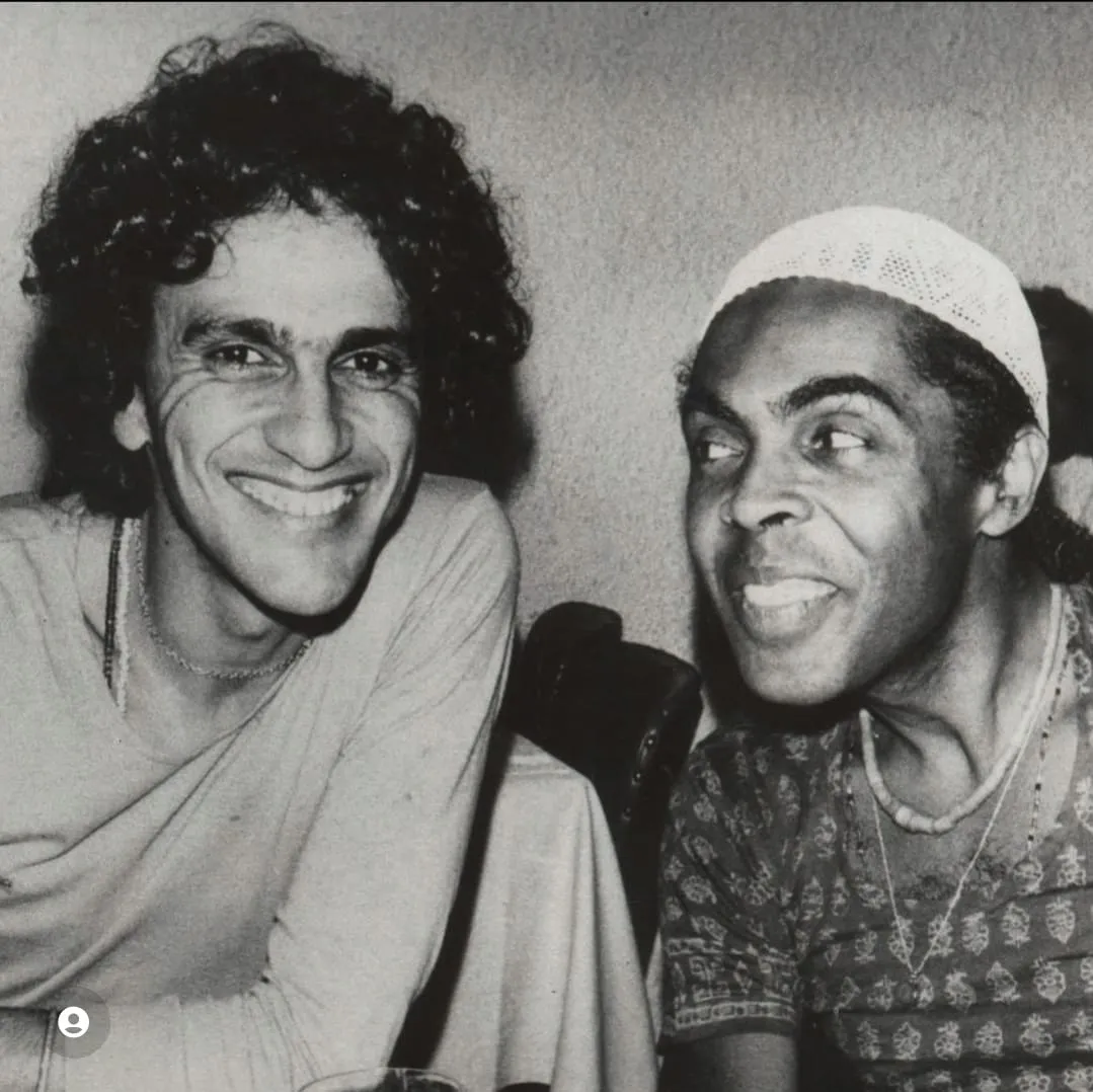 Além de serem os dois baianos, Gil e Caetano nasceram no mesmo ano, em 1942.