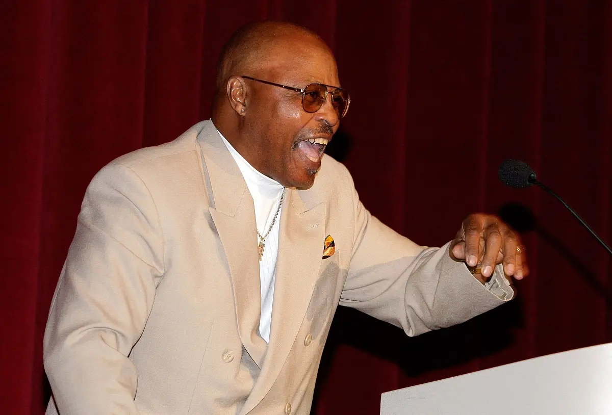 Imagem da notícia: Roger E. Mosley, ator da série 'Magnum', morre aos 83 anos em Los Angeles 