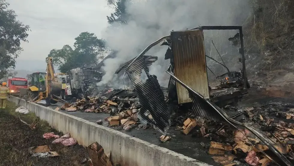 Imagem da notícia: Acidente na Serra das Araras: carreta pega fogo e interdita pista em cidade do Rio de Janeiro