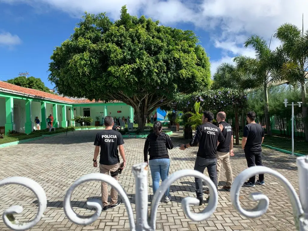 Imagem da notícia: Prefeito de Itatira é afastado em operação da Polícia Civil contra fraudes a licitações