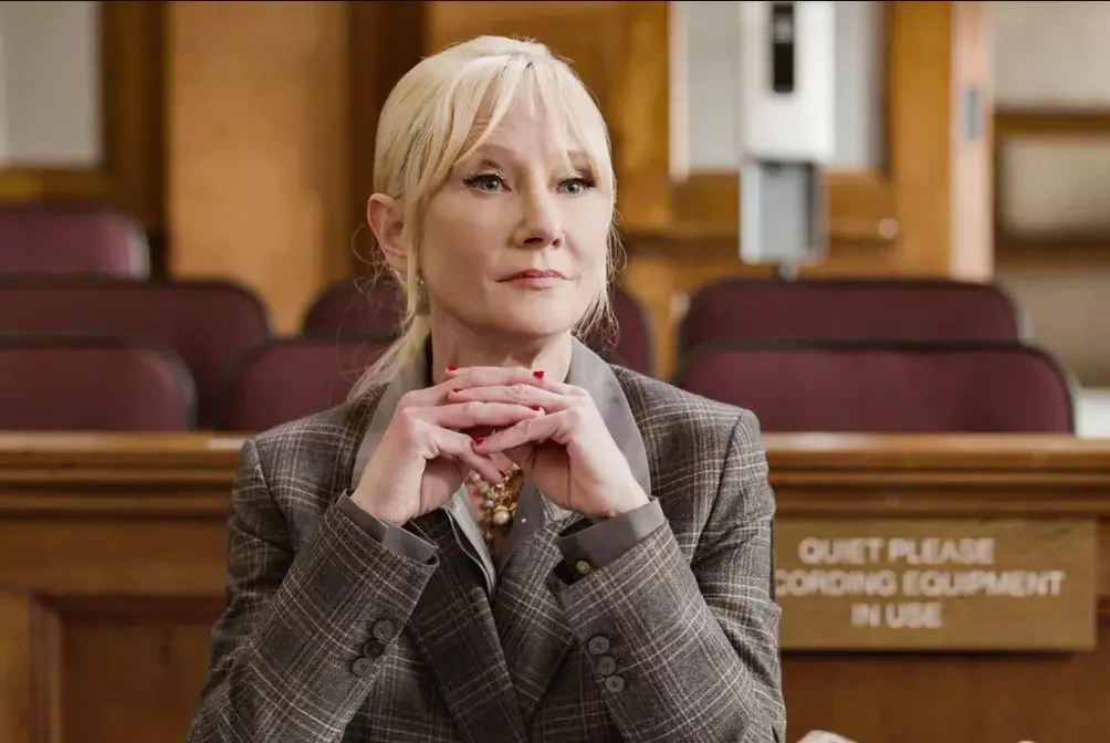 Imagem da notícia: Anne Heche tem 'estado extremamente crítico' após acidente de carro em Los Angeles