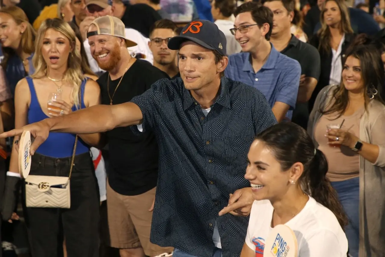 Imagem da notícia: Ashton Kutcher aparece pela primeira vez após revelar diagnóstico de vasculite