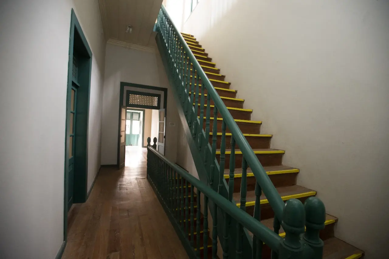 A bela e íngreme escada que separa o segundo do terceiro piso