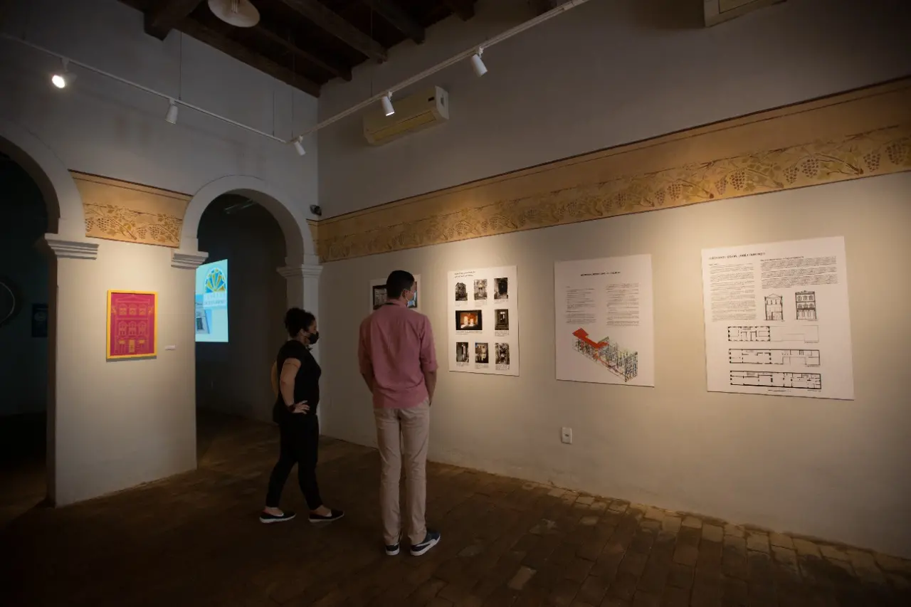 Ainda no térreo, a exposição “Sobrado Dr. José Lourenço - Percursos Históricos” faz um apanhado da trajetória do equipamento