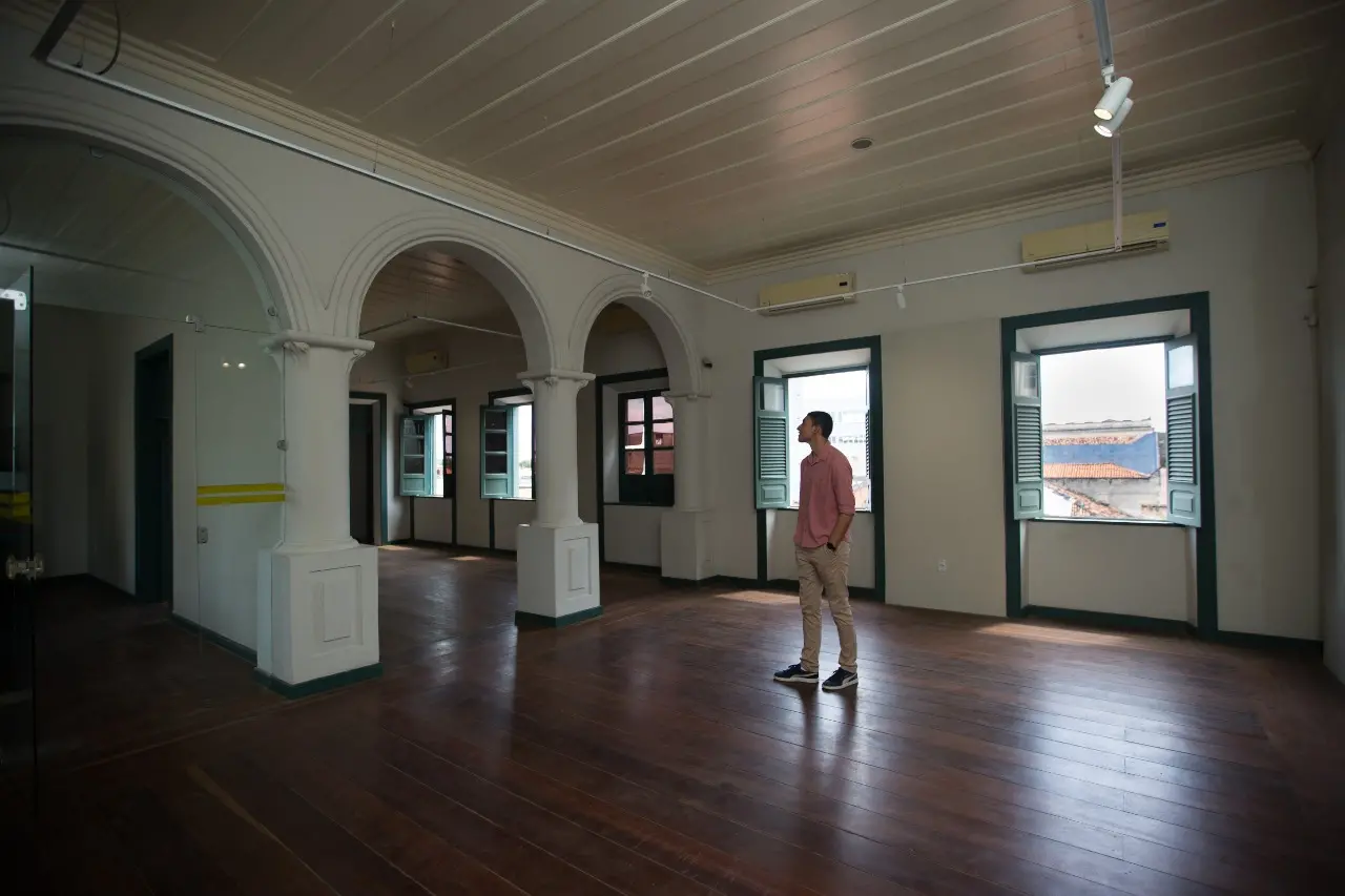 Linhas, retas, arcos e piso de madeira original do século XIX marcam a visita ao espaço