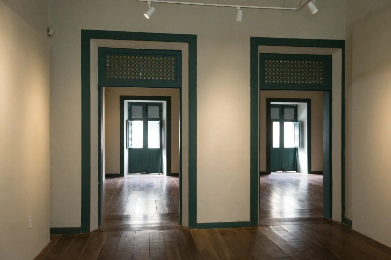 Linhas, retas, arcos e piso de madeira original do século XIX marcam a visita ao espaço