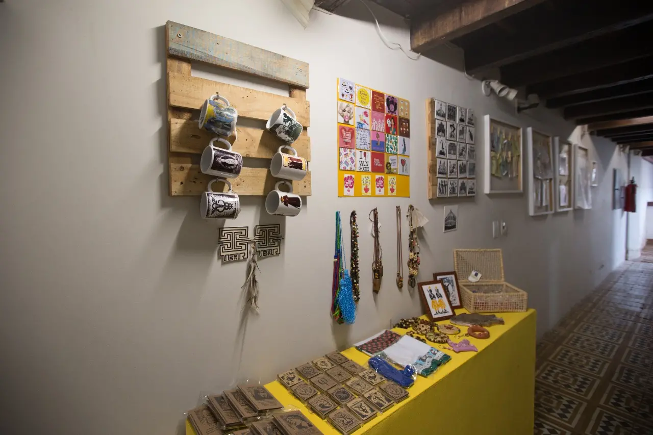 Artesanatos, livros, CDs, ímãs, camisas e toda a sorte de itens compõem a lojinha