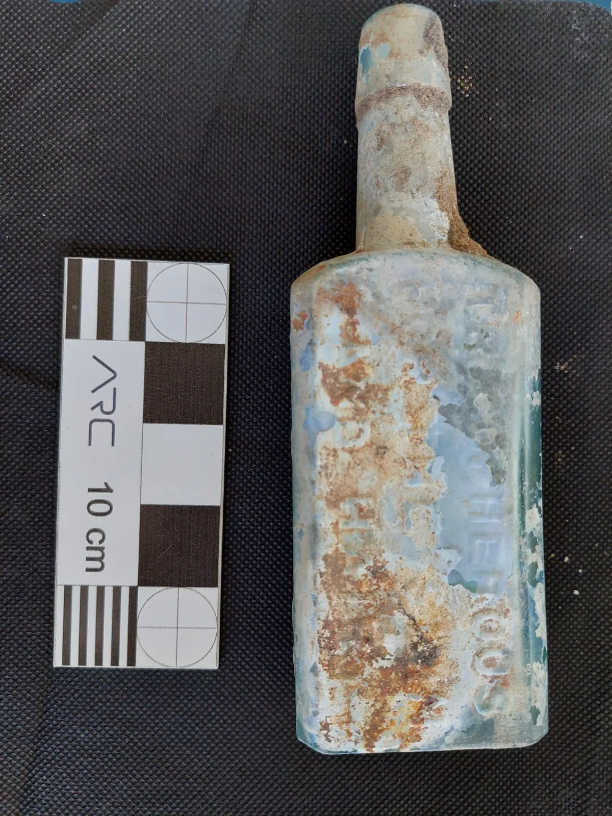 Frasco de remédio para calvície foi encontrado inteiro durante escavações