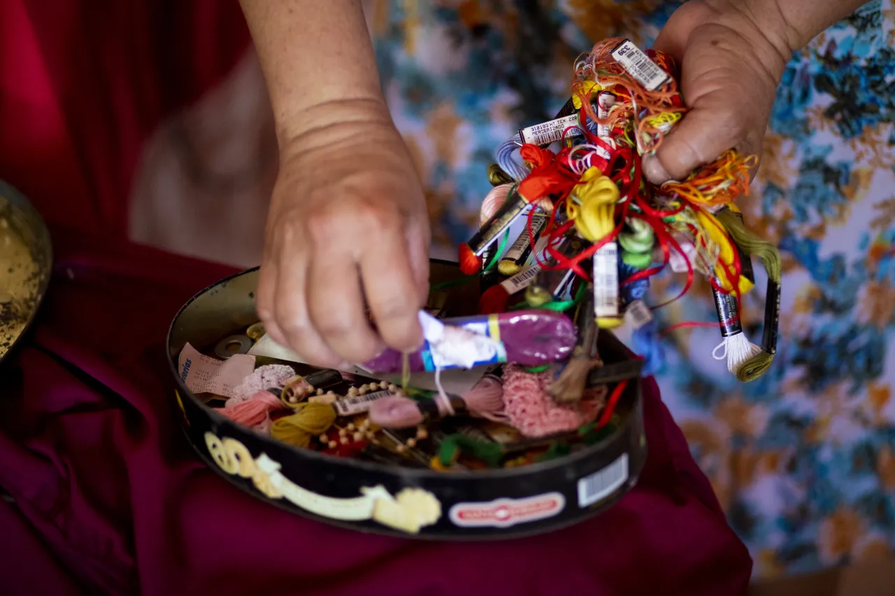 Só lhe era permitido brincar com uma boneca aos domingos e se ela houvesse cumprido o que a madrinha esperava que produzisse durante a semana