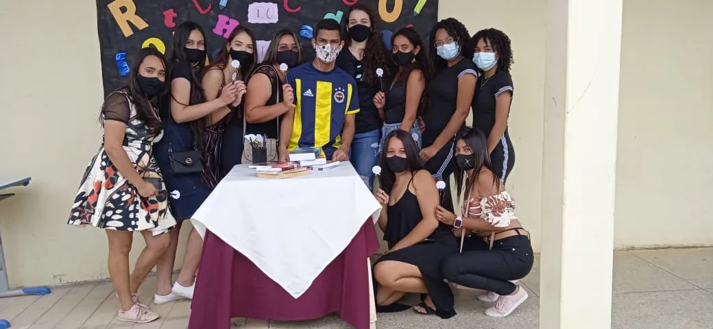 Gabriel junto aos estudantes que integram o grêmio
