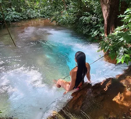 O Poço Azul, também chamado de Cachoeira do Champanhe, é uma pequena cachoeira de águas translúcidas e borbulhantes