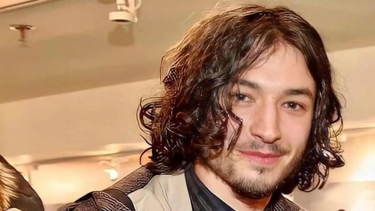 Imagem da notícia: Ezra Miller é o principal suspeito no desaparecimento de uma jovem e os três filhos