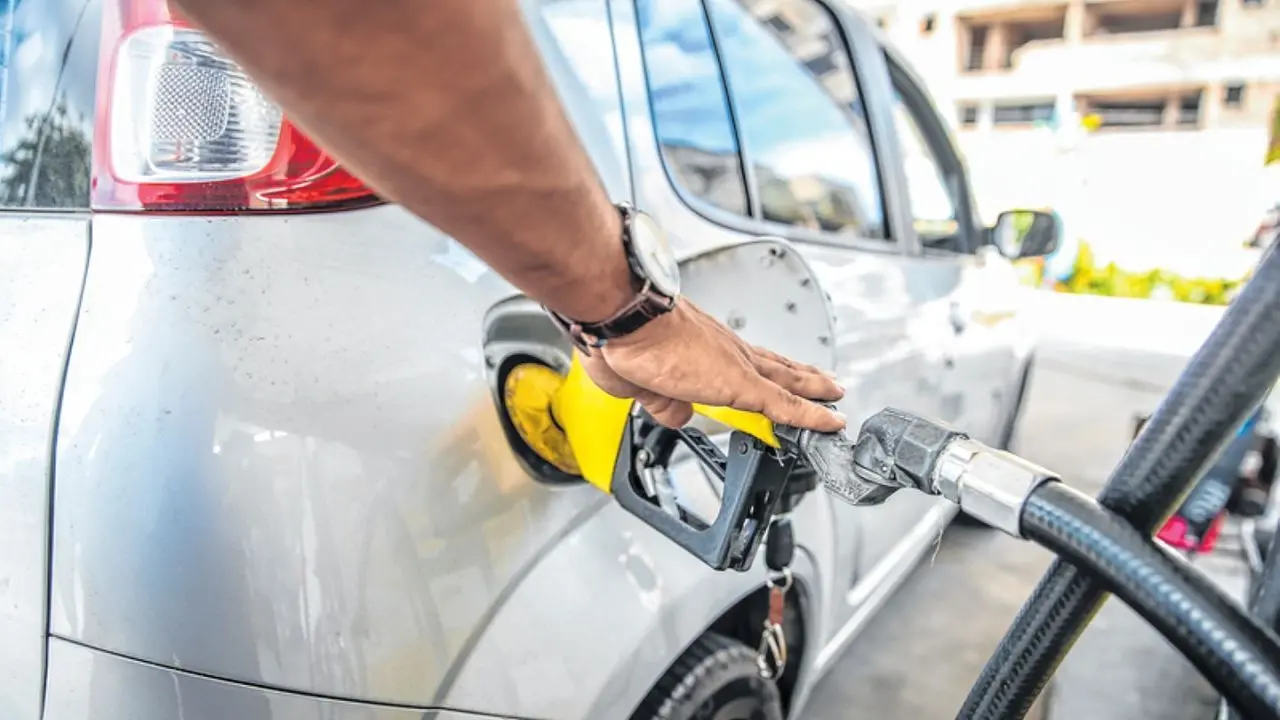 Imagem da notícia: Preço do diesel sofre nova redução e cai R$ 0,22 a partir desta sexta (12) 