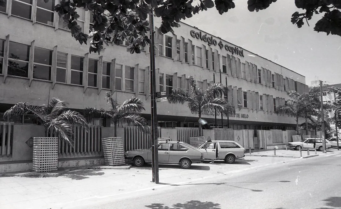 Há tanto daquela escola em minha memória que, assim como me perdia entre o que sempre foi imensidão, e até infinito lá dentro