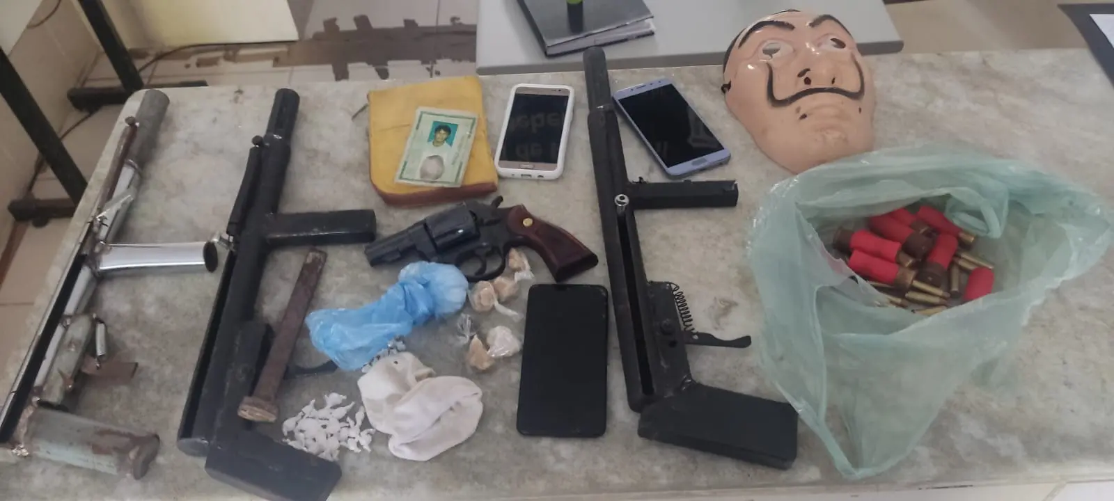 Imagem da notícia: Polícia prende três suspeitos de comandar ações criminosas e apreende armas enterradas 