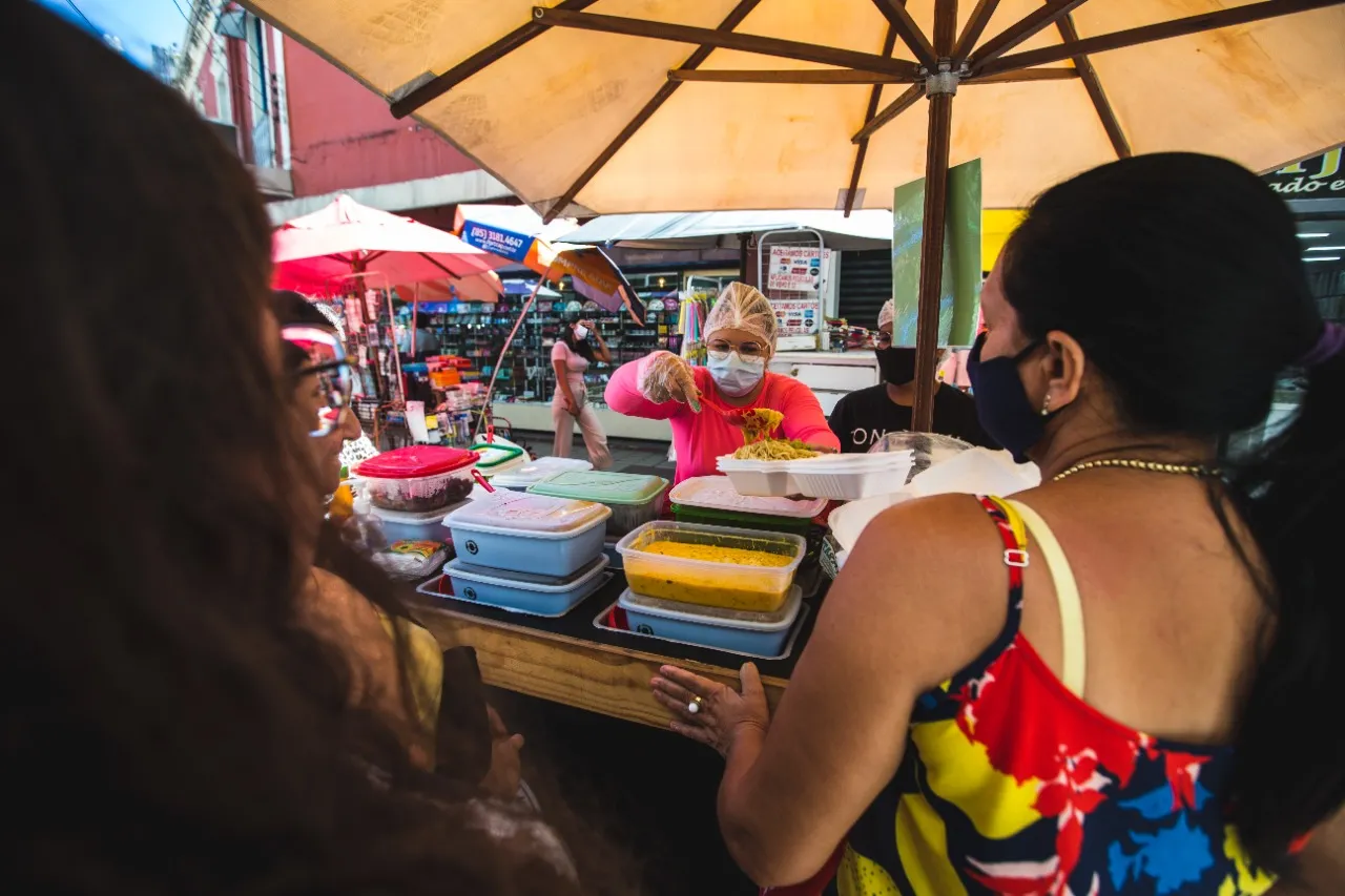 Juliana vende os pratos feitos para almoço na rua Pedro Borges