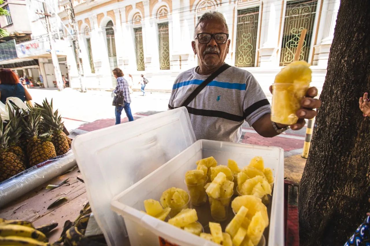 Seu Antônio vende abacaxis cortados há mais de 30 anos no Centro