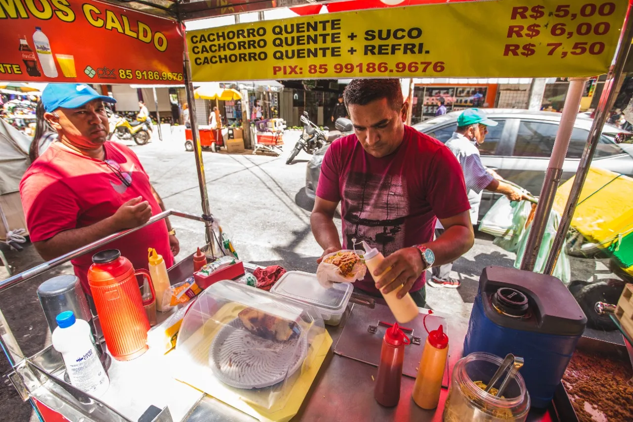 É possível encontrar o cachorro-quente do Damião na rua 24 de Maio
