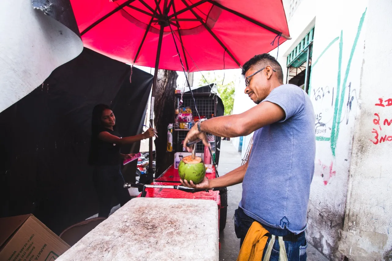 Água de coco gelada vendida por Nonato perto do Beco da Poeira