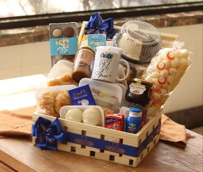 Baú do Dia dos Pais pode incluir itens como bolo, salgados, canecas, geleias e chocolates
