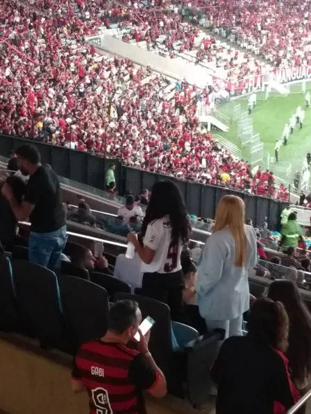Atriz foi flagrada usado blusa com o mesmo número ostentado pelo atacante flamenguista