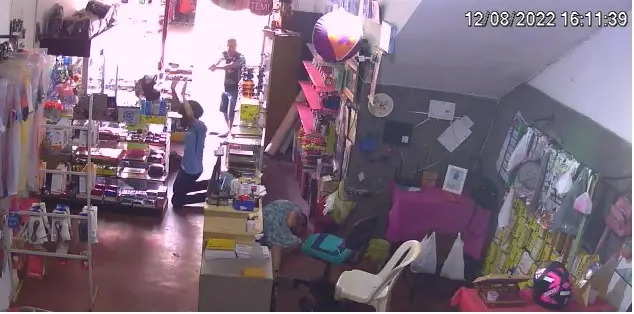 Imagem da notícia: PM de folga passa em frente a comércio, percebe assalto e captura dupla em flagrante; veja vídeo