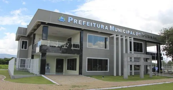 Imagem da notícia: Prefeitura de Ipueiras anuncia suspensão de serviços públicos e culpa Câmara Municipal