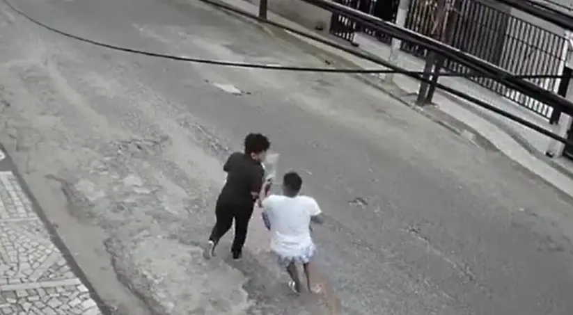 Imagem da notícia: Mulher é arrastada e esfaqueada em rua durante tentativa de assalto em Fortaleza; veja vídeo