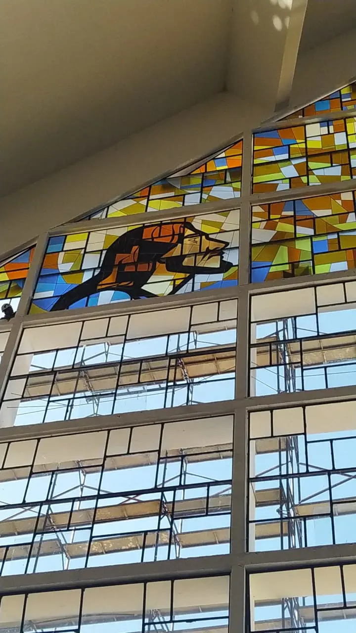 Imagem da notícia: Igreja do Horto sonhada pelo Padim está ganhando vitrais com símbolos da romaria