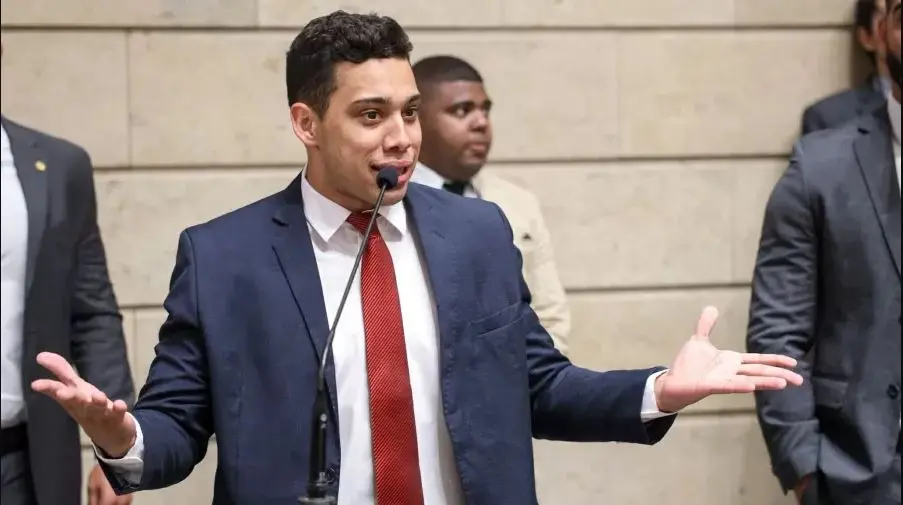 Imagem da notícia: Ex-empregada diz que adolescente filmada em sexo com Gabriel Monteiro tinha 'cara de criança'