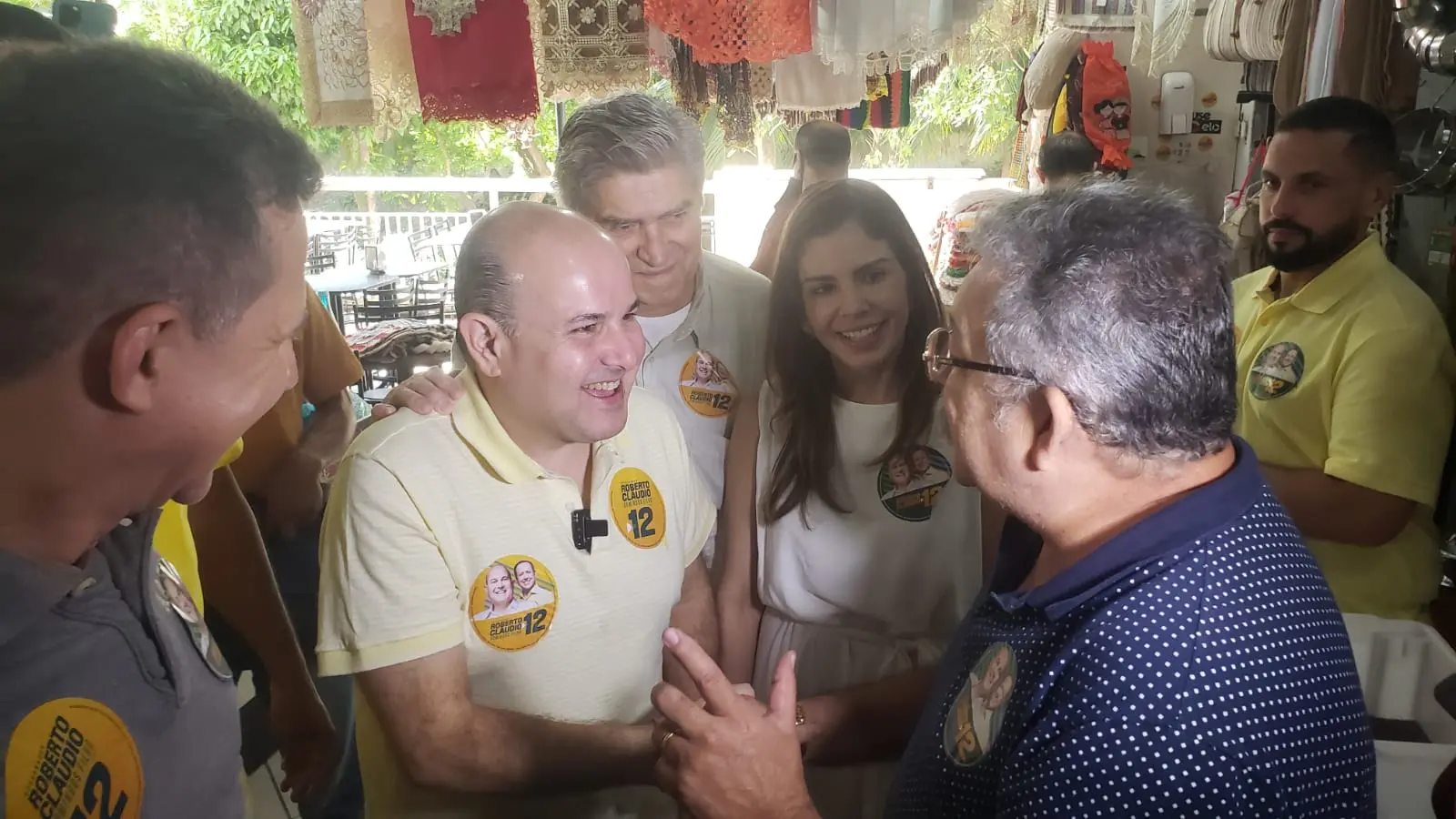 Imagem da notícia: Roberto Cláudio inicia campanha no Mercado Central, em Fortaleza, ao lado de Domingos e Amarílio